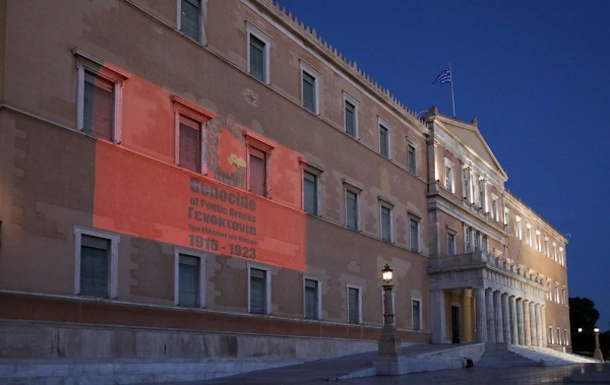Γενοκτονία των Ποντίων: Φωταγωγήθηκε η Βουλή σε ένδειξη μνήμης