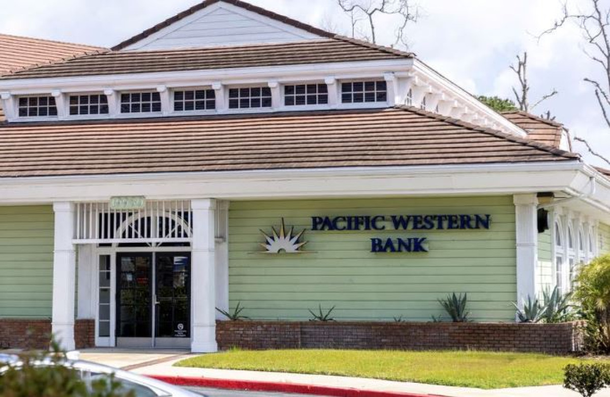 Τραπεζική «βουτιά» για την Pacwest-Σε αναζήτηση αγοραστή ή κονδυλίων
