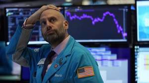 Κυριολεκτικά μαύρη η Παρασκευή για τη Wall Street-«Βουτιά» 13% για το πετρέλαιο