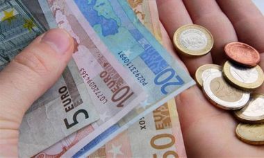 Πώς θα πάρετε προπληρωμένη κάρτα για το Κοινωνικό Εισόδημα Αλληλεγγύης