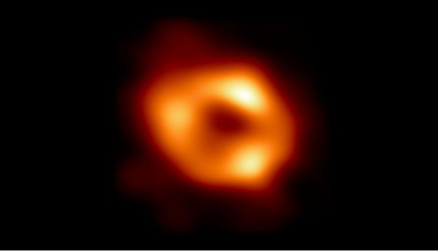 Πρώτη φωτογραφία υπερμεγέθους μαύρης τρύπας στο κέντρο του γαλαξία μας