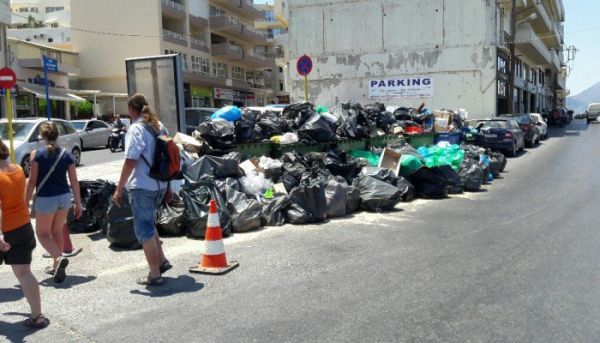 Στο Ηράκλειο οι μόνιμοι υπάλληλοι μαζεύουν τα σκουπίδια