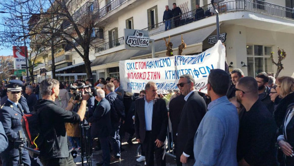 Γρεβενά: Ειρηνική διαμαρτυρία αγροτοκτηνοτρόφων στην παρέλαση