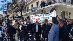 Γρεβενά: Ειρηνική διαμαρτυρία αγροτοκτηνοτρόφων στην παρέλαση