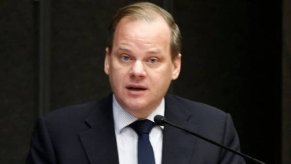 Ο Κ. Αχ. Καραμανλής σφυρίζει αδιάφορα για τον συνωστισμό στα ΜΜΜ