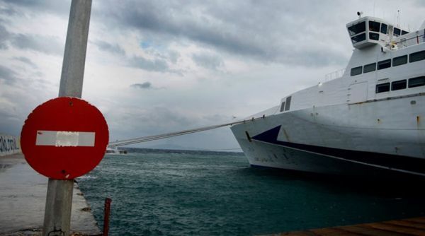 Δεμένα τα πλοία στην Κυλλήνη λόγω ισχυρών ανέμων