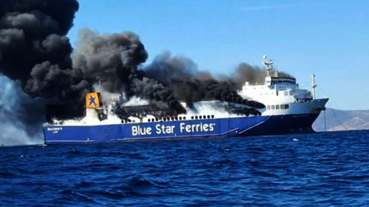 Πυρκαγιά στο BLUE CARRIER 2 βόρεια της Μυκόνου – Ασφαλείς και οι 29 επιβαίνοντες