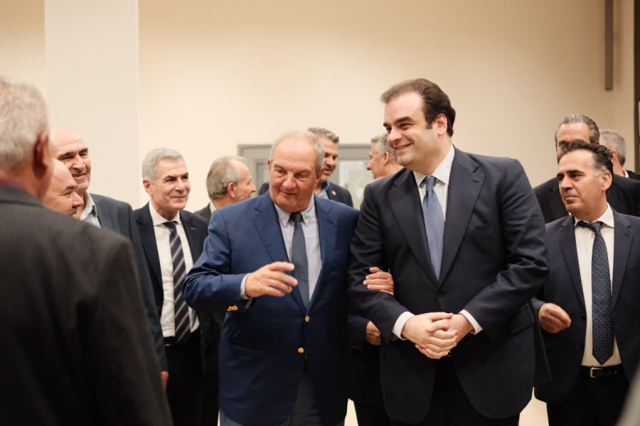 Ο Καραμανλής αγκαζέ με τον Πιερρακάκη