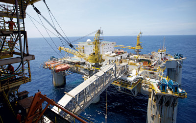 «Σκαρφαλώνει» το πετρέλαιο- «Εκτοξεύεται» άνω του 20% το φυσικό αέριο
