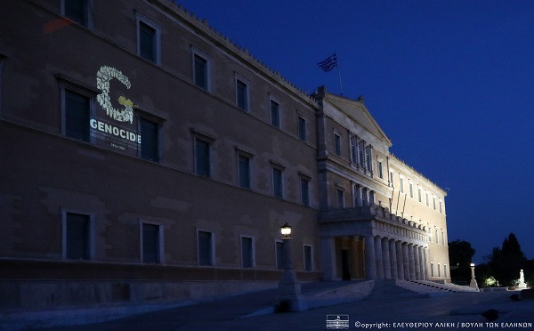 Γενοκτονία των Ελλήνων του Πόντου: Φωταγωγήθηκε η Βουλή (pics)