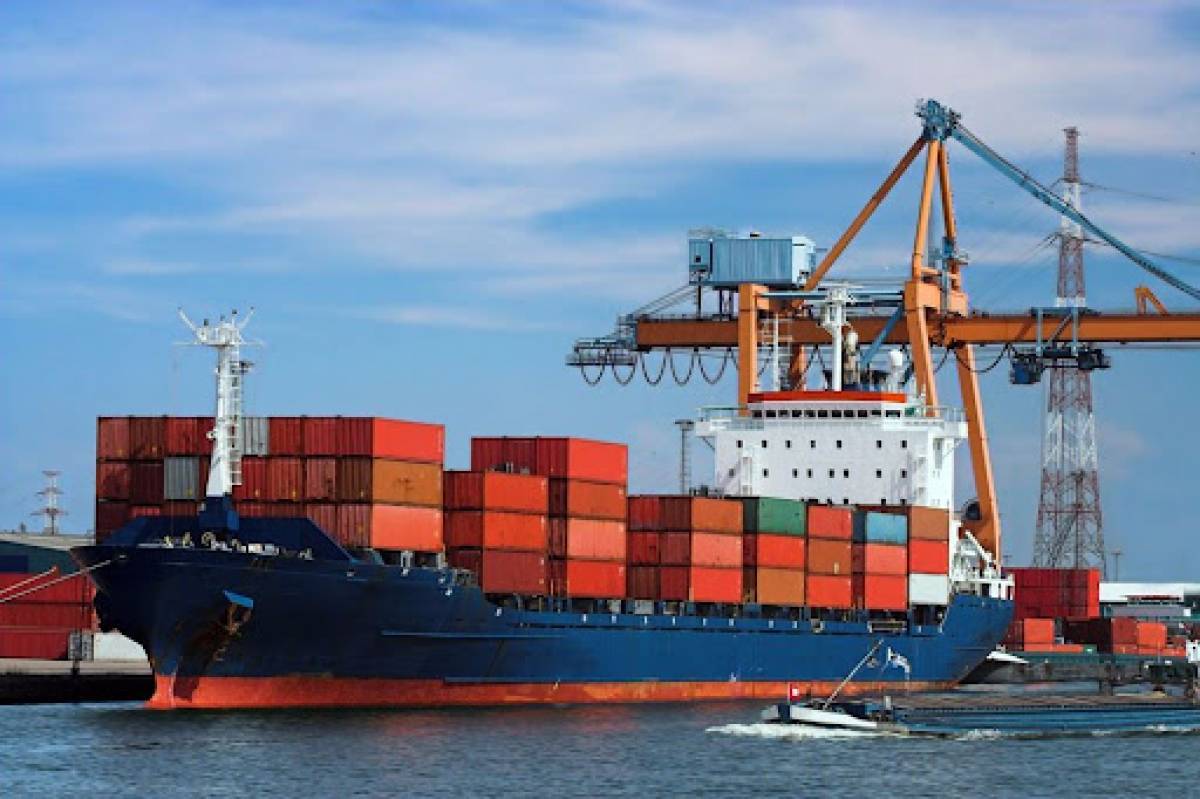 Βρετανία: Επικεντρώνεται στη μείωση των ναυτιλιακών εκπομπών
