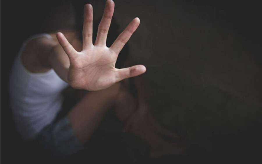 Καταγγελία 14χρονης για βιασμό από πατέρα φίλου της