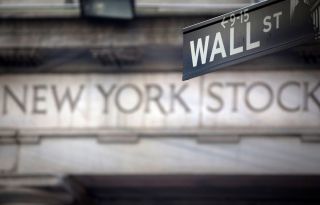 Θετικά πρόσημα στη Wall Street-Εβδομαδιαίες απώλειες 9% για το πετρέλαιο