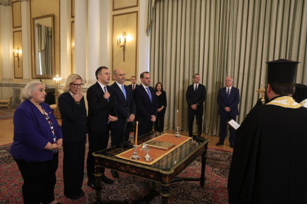 Ορκίστηκαν τα νέα μέλη της κυβέρνησης στο Προεδρικό Μέγαρο