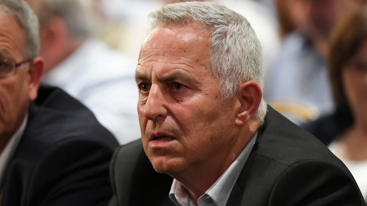 Κυνικός Αποστολάκης: Ξέρετε κανένα κόμμα που να μην έχει μαύρα;