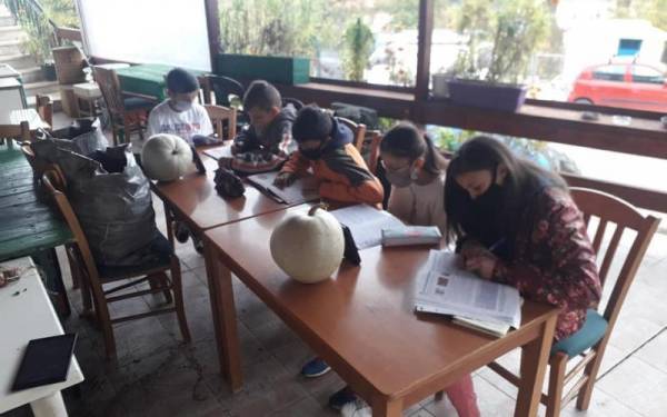 Παραδίδονται 15 λάπτοπ στους μαθητές που έκαναν τηλεκπαίδευση σε καφενείο