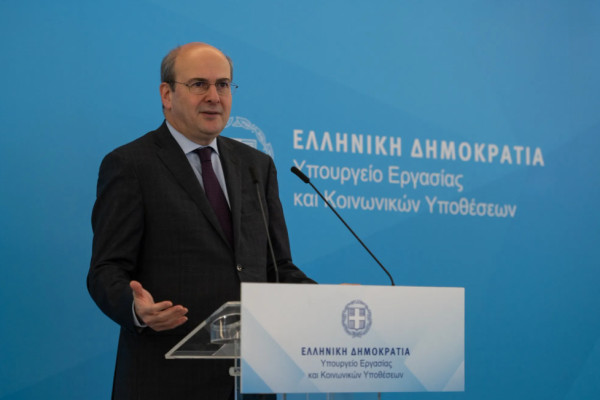 Χατζηδάκης: Η κυβέρνηση τιμά την Πρωτομαγιά με το έργο της