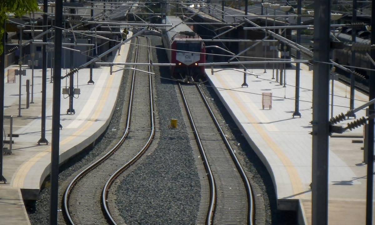 ΤΡΑΙΝΟΣΕ: Καθυστερήσεις δρομολογίων μετά από πυρκαγιά σε εγκαταλελειμμένα βαγόνια