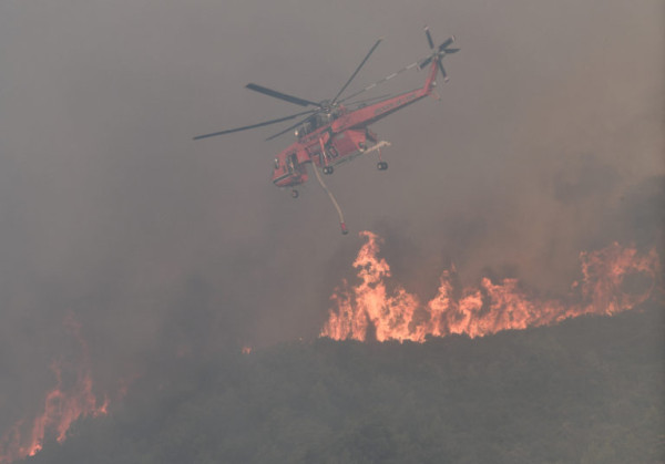 Meteo: Σταδιακή εξασθένηση των ανέμων στα πύρινα μέτωπα