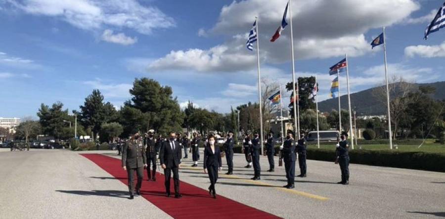 Στο Πεντάγωνο η Γαλλίδα υπουργός Άμυνας για τα Rafale