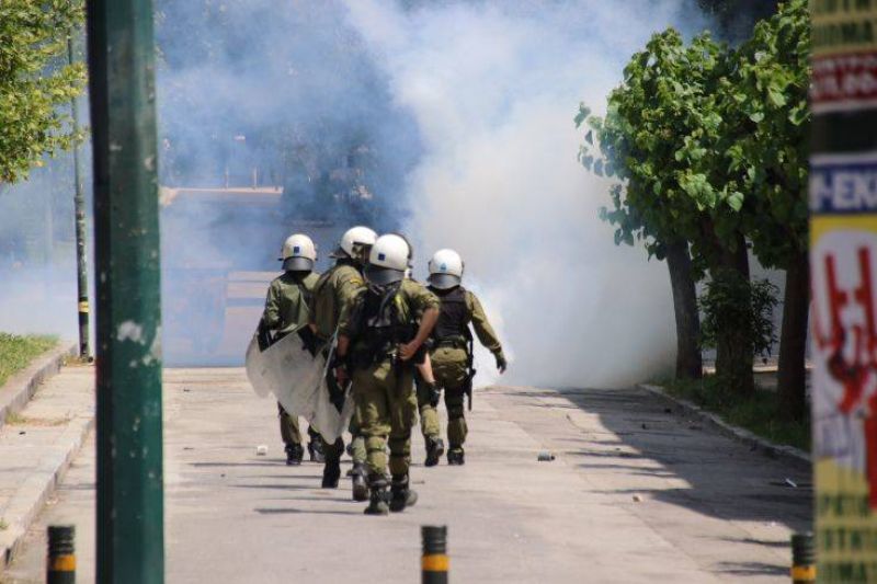 Επεισόδια στα Εξάρχεια έξω από το Πολυτεχνείο