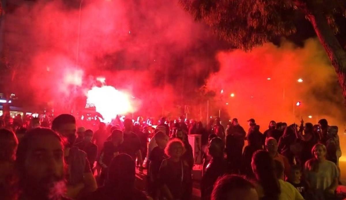 Κύπρος: Έκαψαν περιπολικά σε διαδήλωση στη Λεμεσό