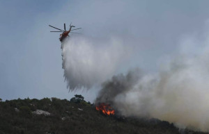 Κεφαλονιά: Σε ύφεση η φωτιά- Τραυματίστηκε ο διοικητής της Πυροσβεστικής