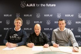 Ο Ajax ντύνεται…. με Replay!