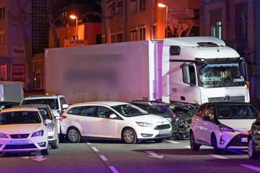 Γερμανία: Κλεμμένο φορτηγό έπεσε πάνω σε αυτοκίνητα τραυματίζοντας 17 ανθρώπους