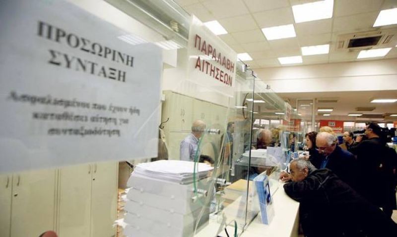 Ασφαλιστικό: «Τροχάδην» διόρθωση λαθών σε συνθήκες ακραίας ύφεσης
