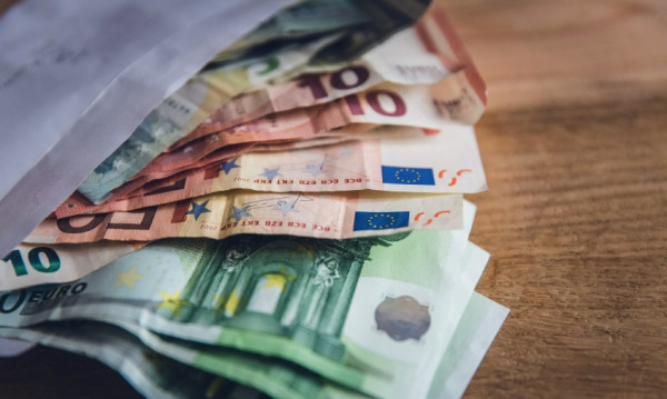 Πώς διαμορφώνονται τα επιδόματα μετά την αύξηση του κατώτατου μισθού