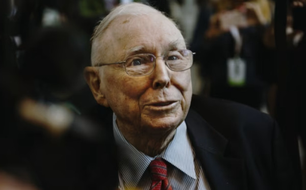 Πέθανε ο Charlie Munger, «δεξί χέρι» του Warren Buffett