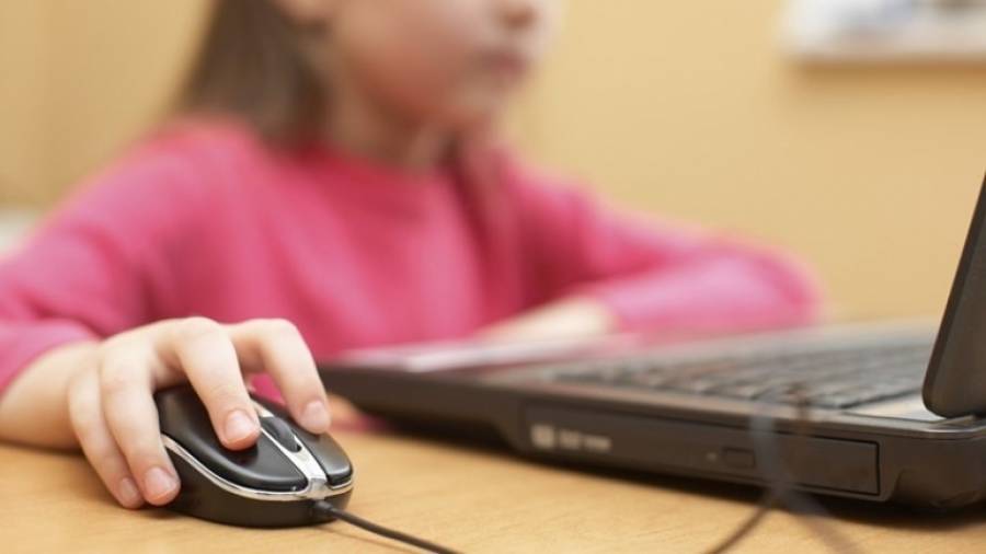 Το 50% των γονέων εμπιστεύονται τα παιδιά στη χρήση διαδικτύου
