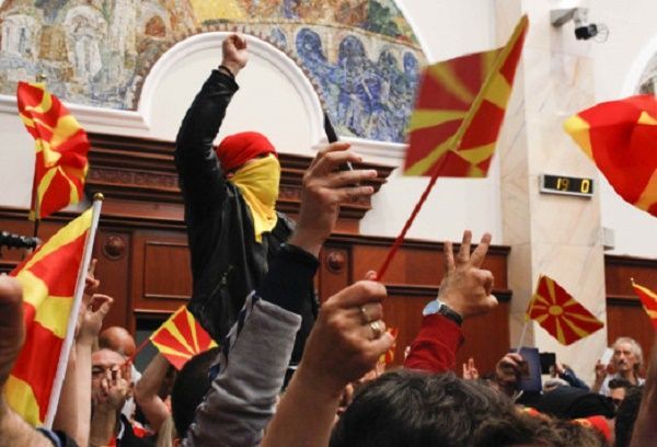 Σκόπια: Εκτός ελέγχου η κατάσταση-Δεκάδες τραυματίες από συμπλοκή στη... Βουλή!