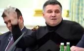 Απίστευτο βίντεο: Υπουργός ρίχνει νερό σε πρόεδρο χώρας!