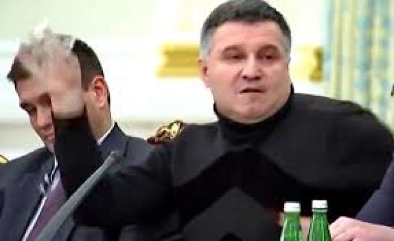 Απίστευτο βίντεο: Υπουργός ρίχνει νερό σε πρόεδρο χώρας!