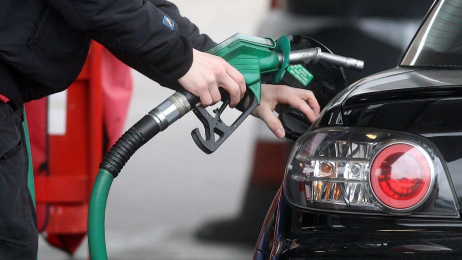 Βενζινοπώλες: Να γίνει οριζόντια μείωση τιμών και στα καύσιμα