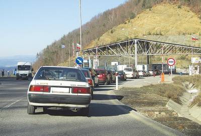 Μπέρδεμα στα χερσαία σύνορα-«Αποκλείστηκαν» τουρίστες από Σερβία, Ρουμανία