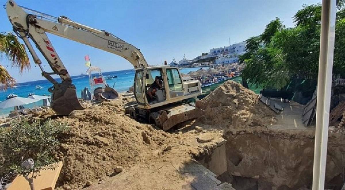 «Έσπασε» η αποχέτευση στη Μύκονο-Κόκκινη σημαία στην παραλία Πλατύς Γιαλός