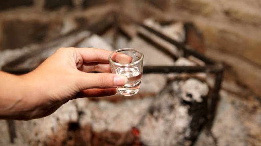 Τα παράνομα τσίπουρα «φάρμακο» στην έλλειψη οινοπνεύματος