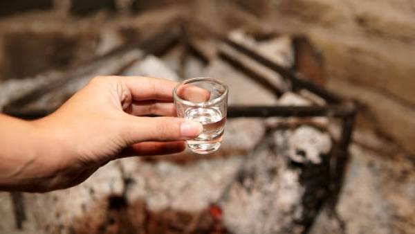 Τα παράνομα τσίπουρα «φάρμακο» στην έλλειψη οινοπνεύματος