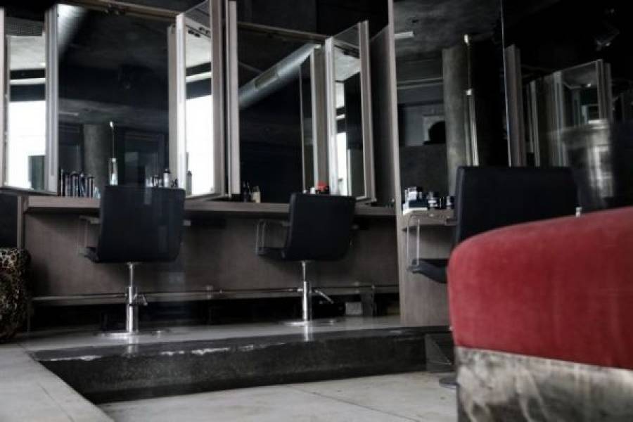 Χαμός στα κομμωτήρια λόγω του επερχόμενου lockdown (video)
