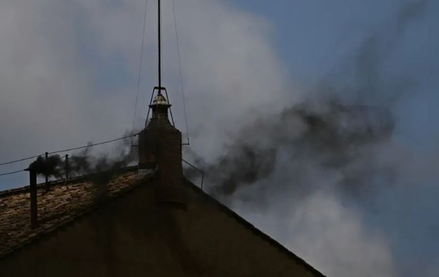 Εκ νέου μαύρος καπνός στην Καπέλα Σιξτίνα-Συνέχεια διεργασιών για ανάδειξη Πάπα