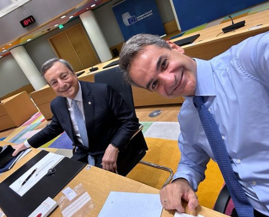 Η αποχαιρετιστήρια selfie του Μητσοτάκη με τον Ντράγκι
