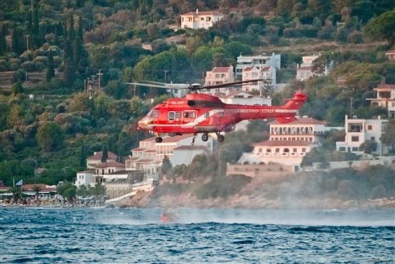 Μαίνεται η πυρκαγιά στη Σάμο-Υπό μερικό έλεγχο στην Άνδρο