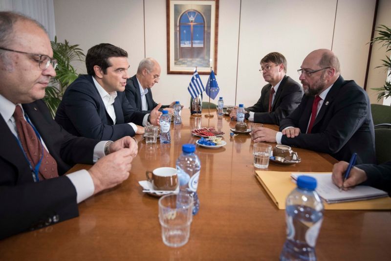 Συνάντηση Τσίπρα-Σουλτς στις Βρυξέλλες: Τι είπαν για το χρέος