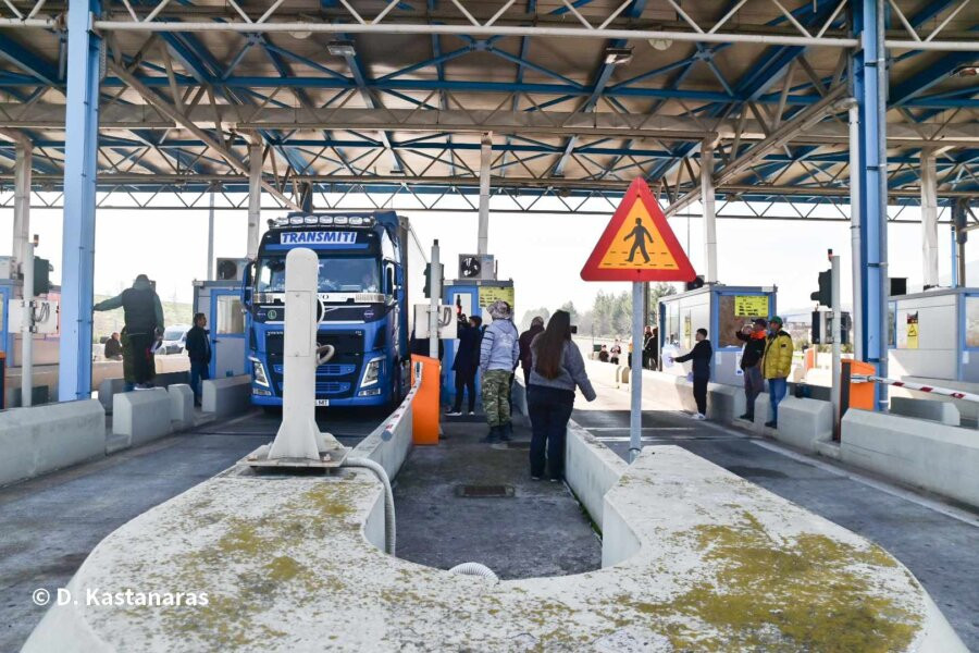 Συνεχίζουν τις κινητοποιήσεις οι αγρότες: Σήκωσαν τις μπάρες των διοδίων