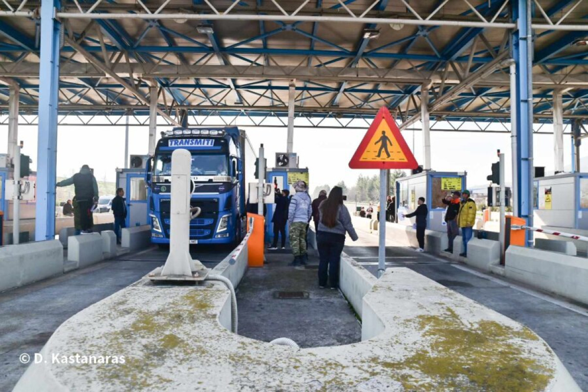 Συνεχίζουν τις κινητοποιήσεις οι αγρότες: Σήκωσαν τις μπάρες των διοδίων