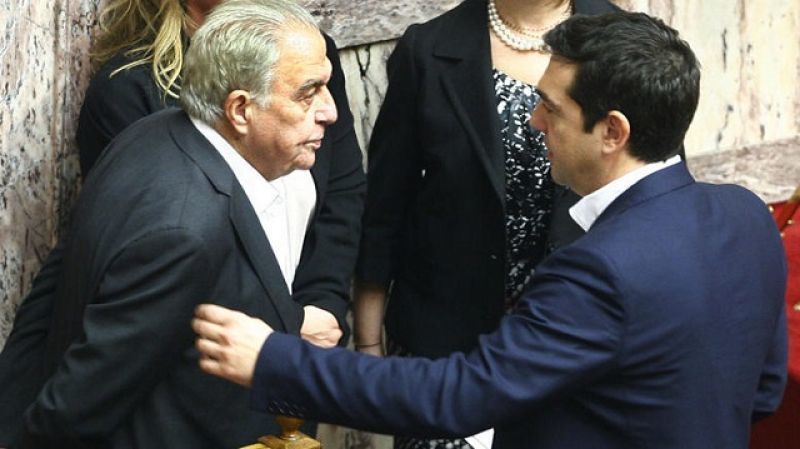 Απόλυτη στήριξη σε Φλαμπουράρη από Τσίπρα: Επαρκείς οι εξηγήσεις του