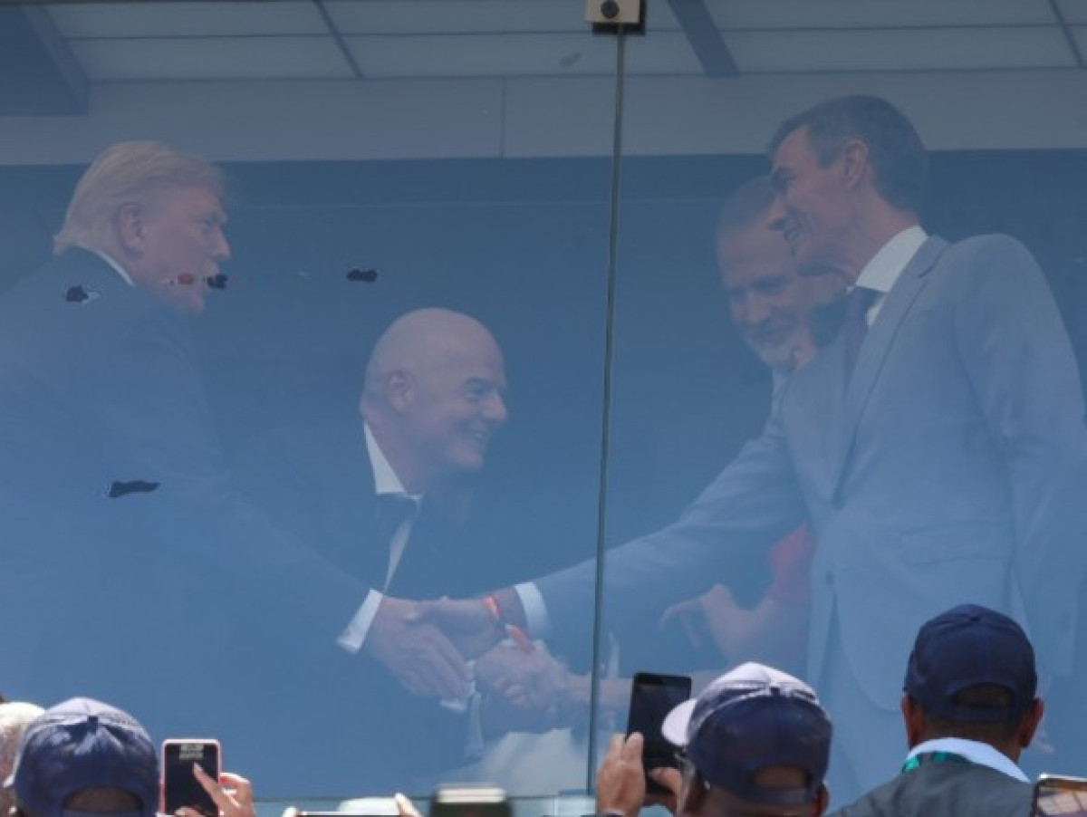 Πολιτική ανακωχή στο γήπεδο: Σάντσεθ και Τραμπ «έσπασαν τον πάγο» στο Μουντιάλ